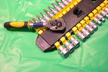 İngiliz anahtarı. Aletler: kafa mandalı, cırcır, imbus anahtarları. tornavidalar .oktavlar. cıvata başları Alet takımı. Araba tamircisi seti. Farklı anahtar türlerine sahip araç kutusu.