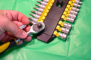 İngiliz anahtarı. Aletler: kafa mandalı, cırcır, imbus anahtarları. tornavidalar .oktavlar. cıvata başları Alet takımı. Araba tamircisi seti. Farklı anahtar türlerine sahip araç kutusu.