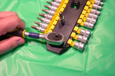 İngiliz anahtarı. Aletler: kafa mandalı, cırcır, imbus anahtarları. tornavidalar .oktavlar. cıvata başları Alet takımı. Araba tamircisi seti. Farklı anahtar türlerine sahip araç kutusu.