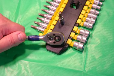 İngiliz anahtarı. Aletler: kafa mandalı, cırcır, imbus anahtarları. tornavidalar .oktavlar. cıvata başları Alet takımı. Araba tamircisi seti. Farklı anahtar türlerine sahip araç kutusu.