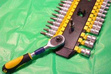 İngiliz anahtarı. Aletler: kafa mandalı, cırcır, imbus anahtarları. tornavidalar .oktavlar. cıvata başları Alet takımı. Araba tamircisi seti. Farklı anahtar türlerine sahip araç kutusu.