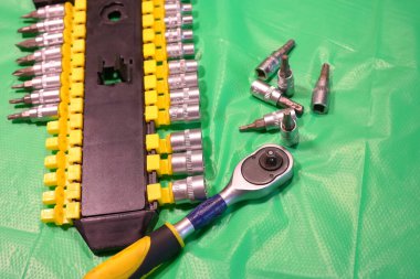 İngiliz anahtarı. Aletler: kafa mandalı, cırcır, imbus anahtarları. tornavidalar .oktavlar. cıvata başları Alet takımı. Araba tamircisi seti. Farklı anahtar türlerine sahip araç kutusu.