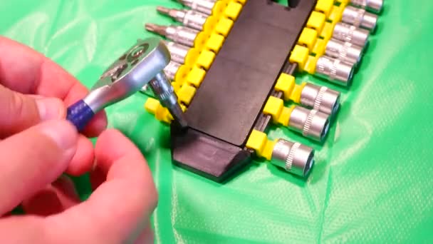 扳手工具 头曲柄 假钥匙 螺丝刀 Octahedron 螺栓头 一套工具 汽车机械工具集 具有不同类型键的工具箱 — 图库视频影像