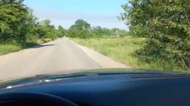 Asfaltta delikler var. Kötü yol. Kötü bir yolda araba kullanmak. Yoldaki çukurlar ve...