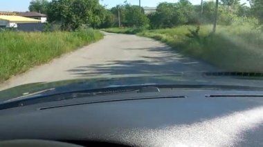 Asfaltta delikler var. Kötü yol. Kötü bir yolda araba kullanmak. Yoldaki çukurlar ve...