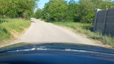 Asfaltta delikler var. Kötü yol. Kötü bir yolda araba kullanmak. Yoldaki çukurlar ve...