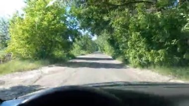 Asfaltta delikler var. Kötü yol. Kötü bir yolda araba kullanmak. Yoldaki çukurlar ve...