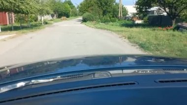 Asfaltta delikler var. Kötü yol. Kötü bir yolda araba kullanmak. Yoldaki çukurlar ve...