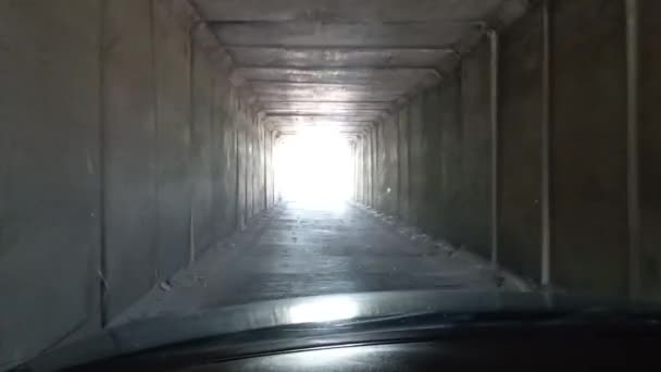 沥青上的孔 糟糕的道路 在一条糟糕的路上开车 道路上的坑洞和 — 图库视频影像