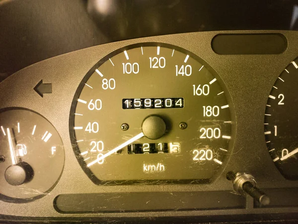 汽车模拟装置 仪表盘速度计和速度计 仪器箭 老式汽车 旧仪器刻度 — 图库照片