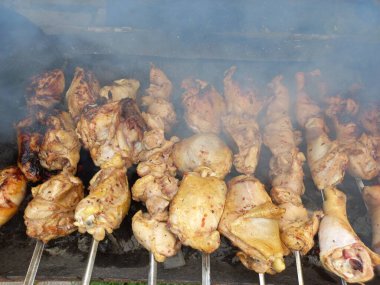 Tavuk ızgarada. Kızarmış tavuk yanıyor. Şiş üstünde et. Tavuk kebabı. ateşte et pişirmek. Ev mangalı. Izgara yemek..