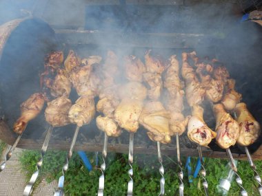 Tavuk ızgarada. Kızarmış tavuk yanıyor. Şiş üstünde et. Tavuk kebabı. ateşte et pişirmek. Ev mangalı. Izgara yemek..