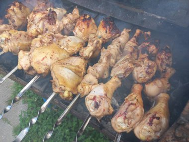 Tavuk ızgarada. Kızarmış tavuk yanıyor. Şiş üstünde et. Tavuk kebabı. ateşte et pişirmek. Ev mangalı. Izgara yemek..