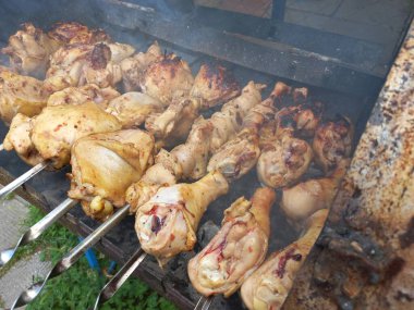 Tavuk ızgarada. Kızarmış tavuk yanıyor. Şiş üstünde et. Tavuk kebabı. ateşte et pişirmek. Ev mangalı. Izgara yemek..