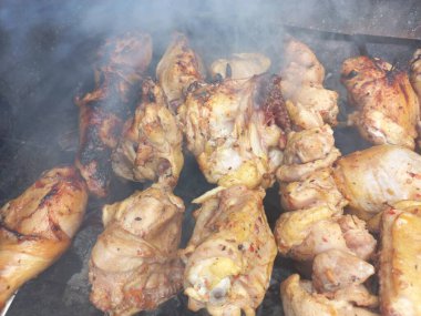 Tavuk ızgarada. Kızarmış tavuk yanıyor. Şiş üstünde et. Tavuk kebabı. ateşte et pişirmek. Ev mangalı. Izgara yemek..