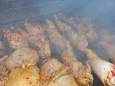 Tavuk ızgarada. Kızarmış tavuk yanıyor. Şiş üstünde et. Tavuk kebabı. ateşte et pişirmek. Ev mangalı. Izgara yemek..