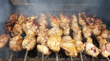Tavuk ızgarada. Kızarmış tavuk yanıyor. Şiş üstünde et. Tavuk kebabı. ateşte et pişirmek. Ev mangalı. Izgara yemek..