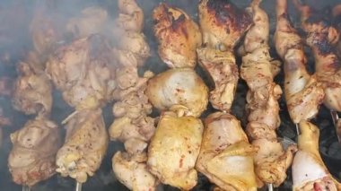 Tavuk ızgarada. Kızarmış tavuk yanıyor. Şiş üstünde et. Tavuk kebabı. ateşte et pişirmek. Ev mangalı. Izgara yemek..
