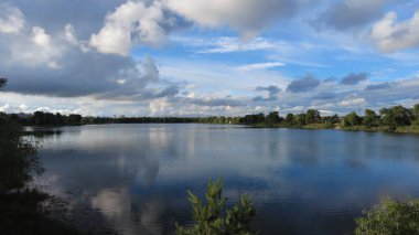 Su ve bulutlarla dolu güzel bir manzara. Ukrayna. Ukrayna manzarası. Güzel bir akşam manzarası. Doğal duvar kağıdı. Geniş nehir. Nehirde bir yaz akşamı.