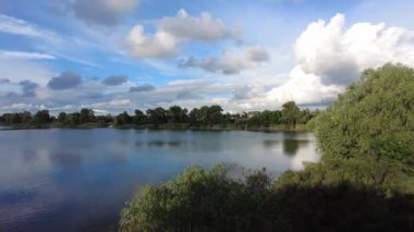 Su ve bulutlarla dolu güzel bir manzara. Ukrayna. Ukrayna manzarası. Güzel bir akşam manzarası. Doğal duvar kağıdı. Geniş nehir. Nehirde bir yaz akşamı.