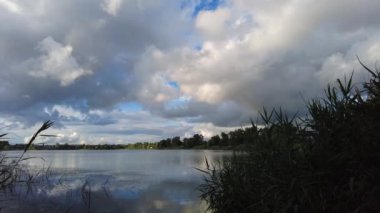 Bulut zamanı. 4K zaman ayarlı. Renkli, karanlık gün batımı bulutları. Zaman çizelgesi. Doğa çevre arkaplanı. Gökyüzü Zaman Çizelgesi, Güzel arka plan, Gökyüzü Gökdelenlerinin Zaman Çizelgesi.