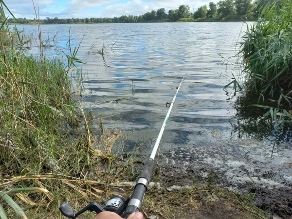 Wędkowanie Rybak Wędką Wędkowanie Brzegu Jezioro Wędka Haczyk Wędkarski Krajobraz — Zdjęcie stockowe