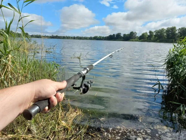 Wędkowanie Rybak Wędką Wędkowanie Brzegu Jezioro Wędka Haczyk Wędkarski Krajobraz — Zdjęcie stockowe