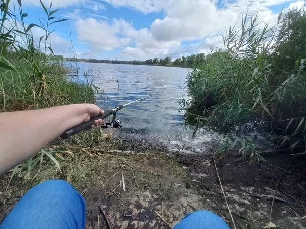 Rybaření Rybář Rybářskou Prutem Rybaření Břehu Jezero Rybářský Prut Rybářský — Stock fotografie