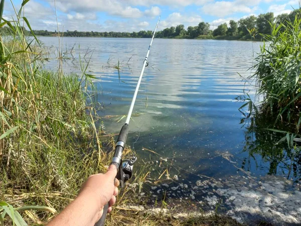 Pêche Pêcheur Avec Une Canne Pêche Pêche Sur Rivage Lac — Photo