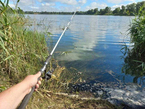 Pesca Pescatore Con Una Canna Pesca Pesca Sulla Riva Lago — Foto Stock