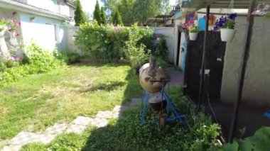 Avlu. Köy evi. Ev bahçesi. Çimler ve çiçekler. Rahatlamak için avlu. Yaz bahçesi.
