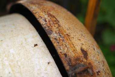 Pas dokusu. Paslı metal. Gümüş metal dokusunda pas.