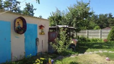 Avlu. Köy evi. Ev bahçesi. Çimler ve çiçekler. Rahatlamak için avlu. Yaz bahçesi. Ukrayna. Ukrayna evi.