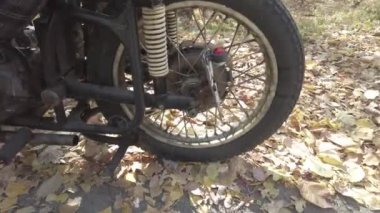 Motosiklet. Motorcu. Motosiklet gezintisi. Orman yolunda motosiklet sürmek. Motosiklet gezisinde boş bir yolda eğlenmek. Ukrayna. Sonbahar yolu ve at binme. 4k video.
