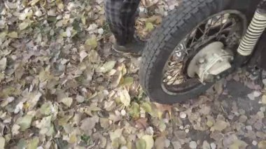 Motosiklet. Motorcu. Motosiklet gezintisi. Orman yolunda motosiklet sürmek. Motosiklet gezisinde boş bir yolda eğlenmek. Ukrayna. Sonbahar yolu ve at binme. 4k video.