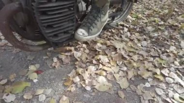 Motosiklet. Motorcu. Motosiklet gezintisi. Orman yolunda motosiklet sürmek. Motosiklet gezisinde boş bir yolda eğlenmek. Ukrayna. Sonbahar yolu ve at binme. 4k video.