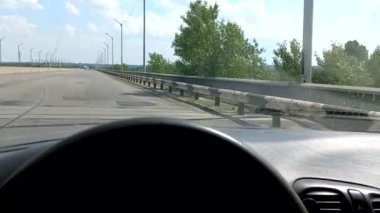 Arabanın içinde. Ukrayna. Ukrayna yolları. Kötü yollar ve çukurlar. Arabayla seyahat et. Ukrayna toprakları. Asfaltta büyük delikler var. Arabanın içinden bak..