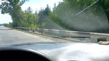 Arabanın içinde. Ukrayna. Ukrayna yolları. Kötü yollar ve çukurlar. Arabayla seyahat et. Ukrayna toprakları. Asfaltta büyük delikler var. Arabanın içinden bak..