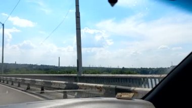 Arabanın içinde. Ukrayna. Ukrayna yolları. Kötü yollar ve çukurlar. Arabayla seyahat et. Ukrayna toprakları. Asfaltta büyük delikler var. Arabanın içinden bak..