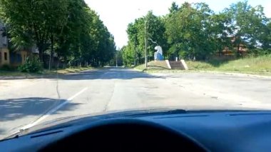 Arabanın içinde. Ukrayna. Ukrayna yolları. Kötü yollar ve çukurlar. Arabayla seyahat et. Ukrayna toprakları. Asfaltta büyük delikler var. Arabanın içinden bak..