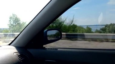 Arabanın içinde. Ukrayna. Ukrayna yolları. Kötü yollar ve çukurlar. Arabayla seyahat et. Ukrayna toprakları. Asfaltta büyük delikler var. Arabanın içinden bak..