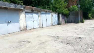 Eski garajlar. Garaj topluluğu. Bir sürü garaj. Ukrayna. Ukrayna binaları. Sovyet binaları. Sovyet Ukrayna binalarını yok etti.