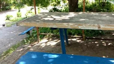 Bahçedeki eski ahşap masa. Çardakta bir masa. Sovyet mobilyası. Ukrayna Bahçesi.