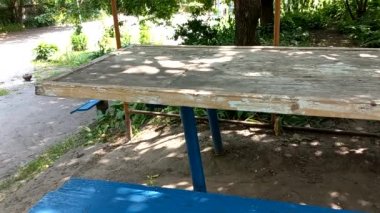 Bahçedeki eski ahşap masa. Çardakta bir masa. Sovyet mobilyası. Ukrayna Bahçesi.