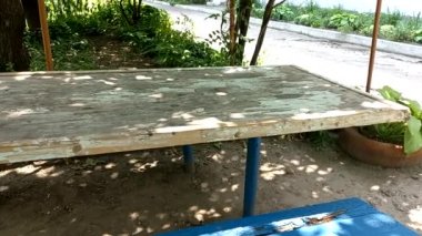 Bahçedeki eski ahşap masa. Çardakta bir masa. Sovyet mobilyası. Ukrayna Bahçesi.