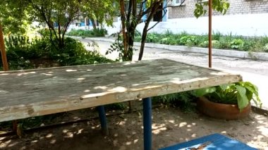 Bahçedeki eski ahşap masa. Çardakta bir masa. Sovyet mobilyası. Ukrayna Bahçesi.