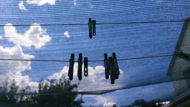 Mandallar Plastik Mandallar Ipte Bir Sırada Asılı Duruyor Açık Havada — Stok video