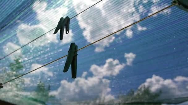 Wäscheklammern Wäscheklammern Aus Plastik Hängen Hintereinander Seil Seil Freien Auf — Stockvideo