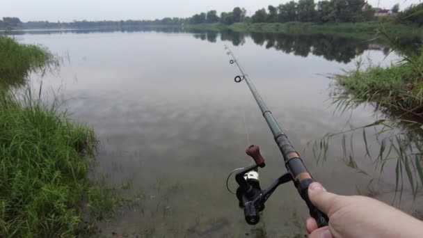 Людина Ловить Рибу Річці Перша Особа Риболовля Рибалка Палицею Пряде — стокове відео
