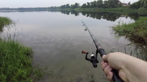 Людина Ловить Рибу Річці Перша Особа Риболовля Рибалка Палицею Пряде — стокове відео